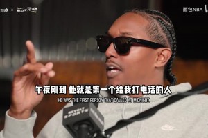 大庭广众下狂秀恩爱！🙈库兹马拍了下女友大腿，随后拥抱亲吻！